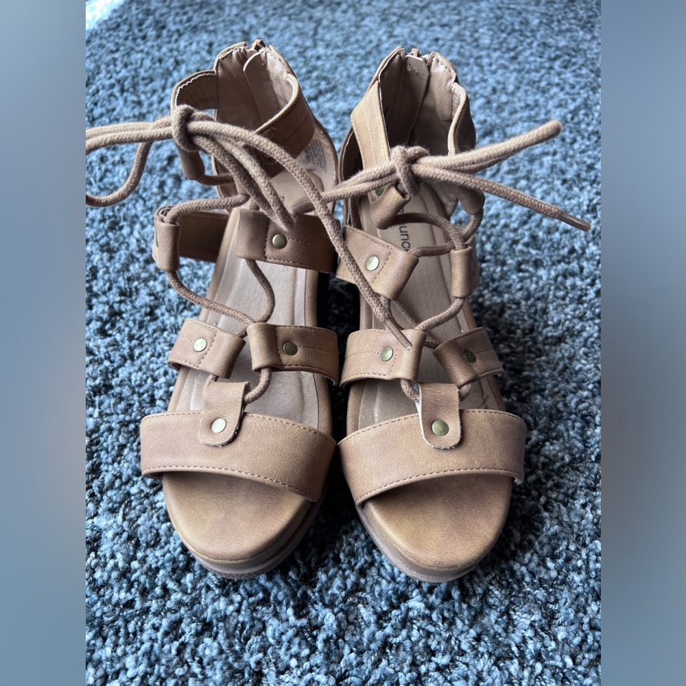 Maurices tie up wedge sandal, tan, size 6